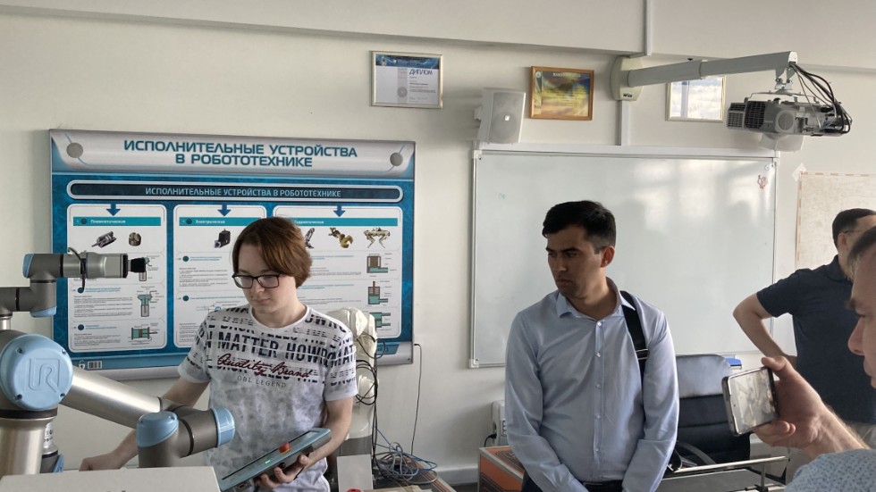 Представители компании 'КАМАЗ' посетили Лабораторию интеллектуальных робототехнических систем Представители компании 'КАМАЗ' посетили Лабораторию интеллектуальных робототехнических систем