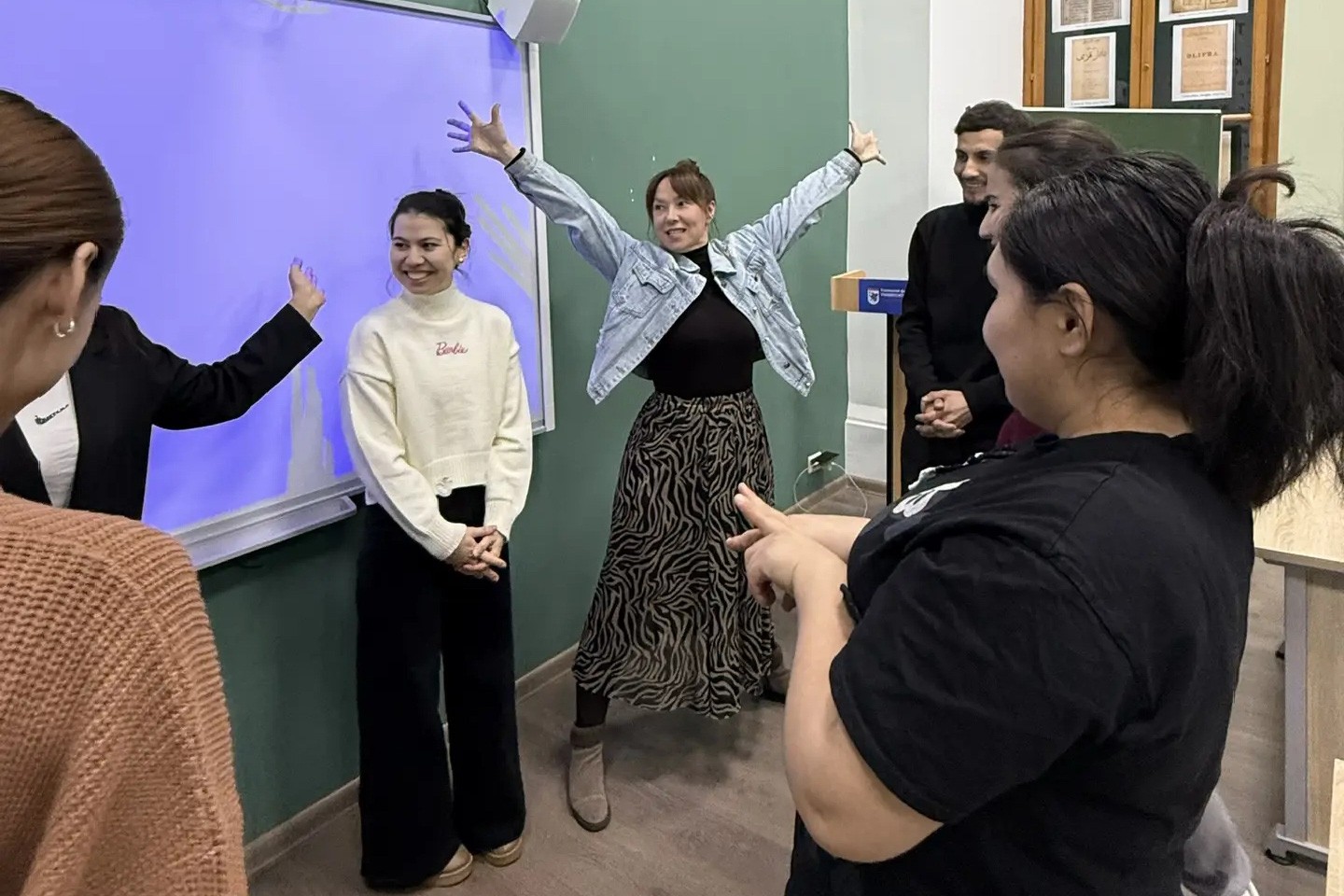 'Елка. Фанты. Мандарины': праздничная встреча в клубе для иностранных студентов 'Елка. Фанты. Мандарины': праздничная встреча в клубе для иностранных студентов