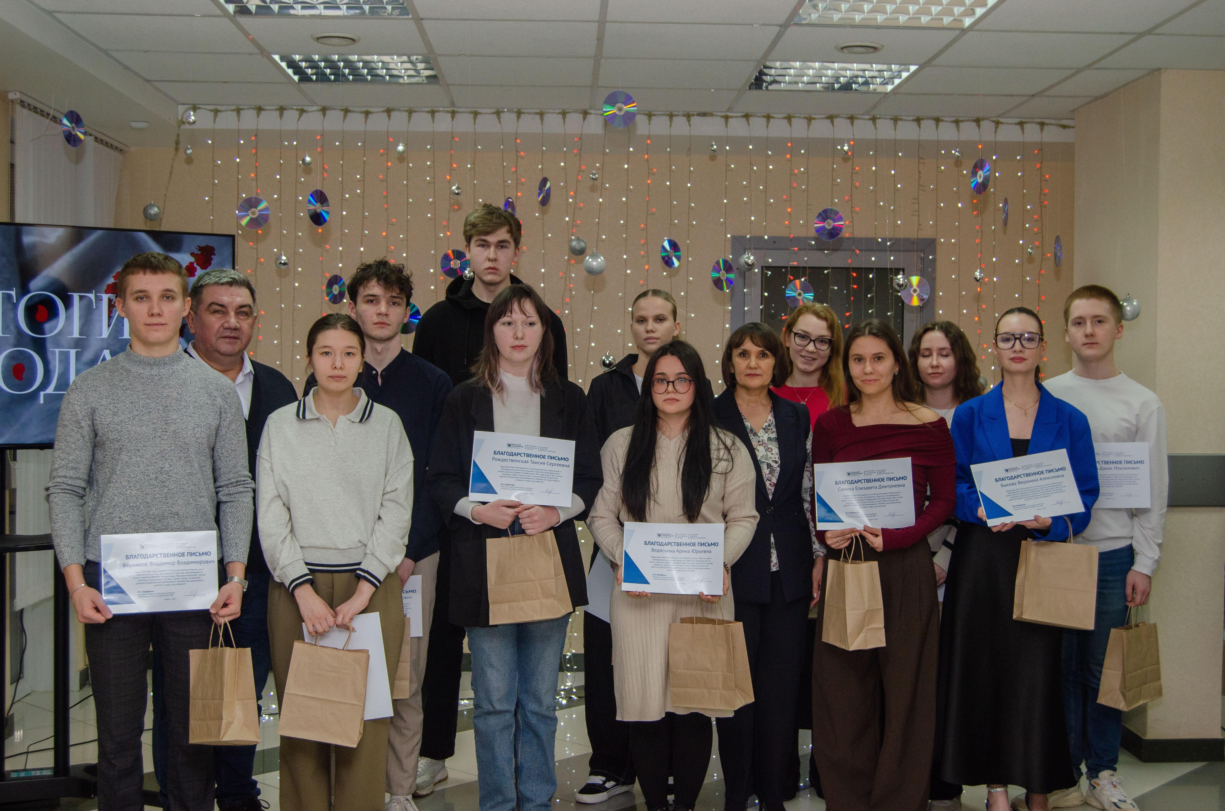 ����� ����