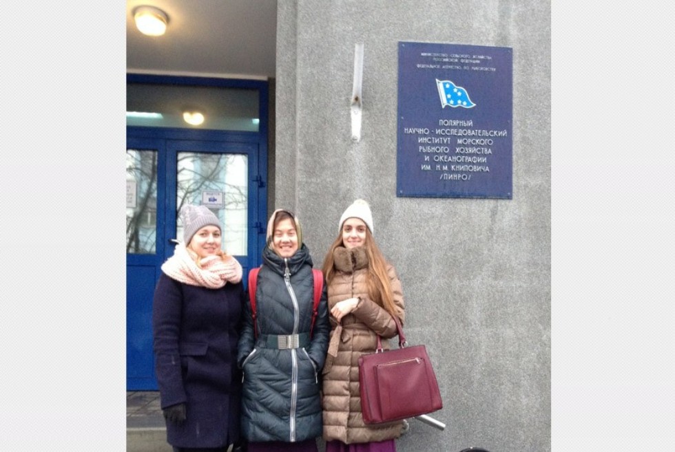 У входа в ПИНРО В международной конференции в г. Мурманске приняла участие группа сотрудников и студентов кафедры зоологии и общей биологии.