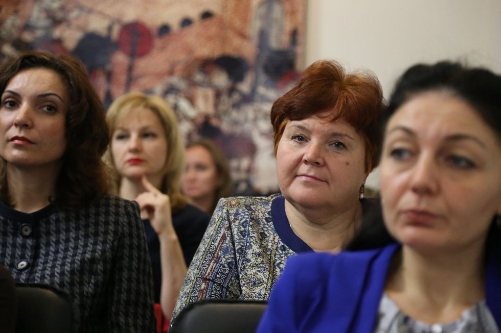 Система общественных ценностей глазами современной женщины: обсуждение и дебаты на круглом столе в Кремле. Система общественных ценностей глазами современной женщины: обсуждение и дебаты на круглом столе в Кремле.