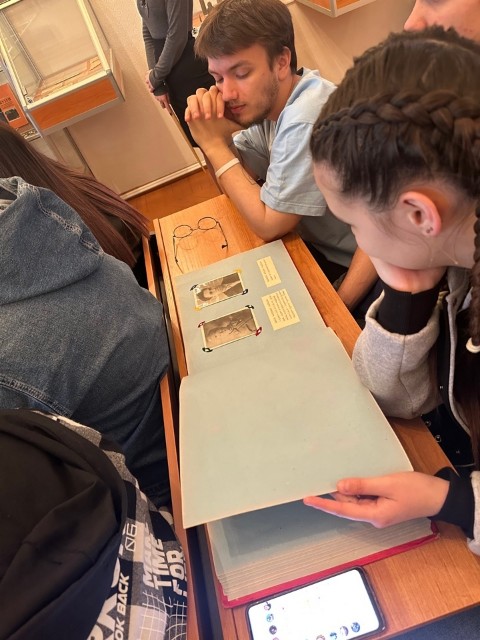 Студенты 2211 и 0211 групп отделения математики и естественных наук под руководством куратора Ганеевой А.Р. посетили музей Елабужского института Студенты 2211 и 0211 групп отделения математики и естественных наук под руководством куратора Ганеевой А.Р. посетили музей Елабужского института