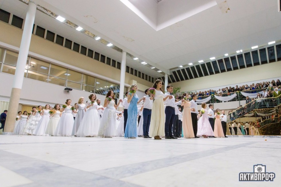 Торжественный бал в честь Дня рождения университета прошел в Елабужском институте КФУ Торжественный бал в честь Дня рождения университета прошел в Елабужском институте КФУ