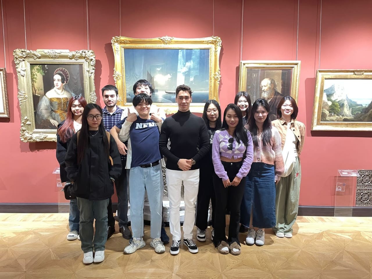 Студенты-лингвисты посетили музей. Студенты-лингвисты посетили музей.