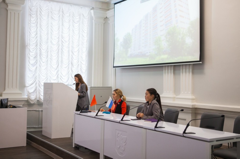 Онлайн-встреча по культурному обмену для китайских и российских студентов 'Цзясин и Елабуга в моих глазах' Онлайн-встреча по культурному обмену для китайских и российских студентов 'Цзясин и Елабуга в моих глазах'