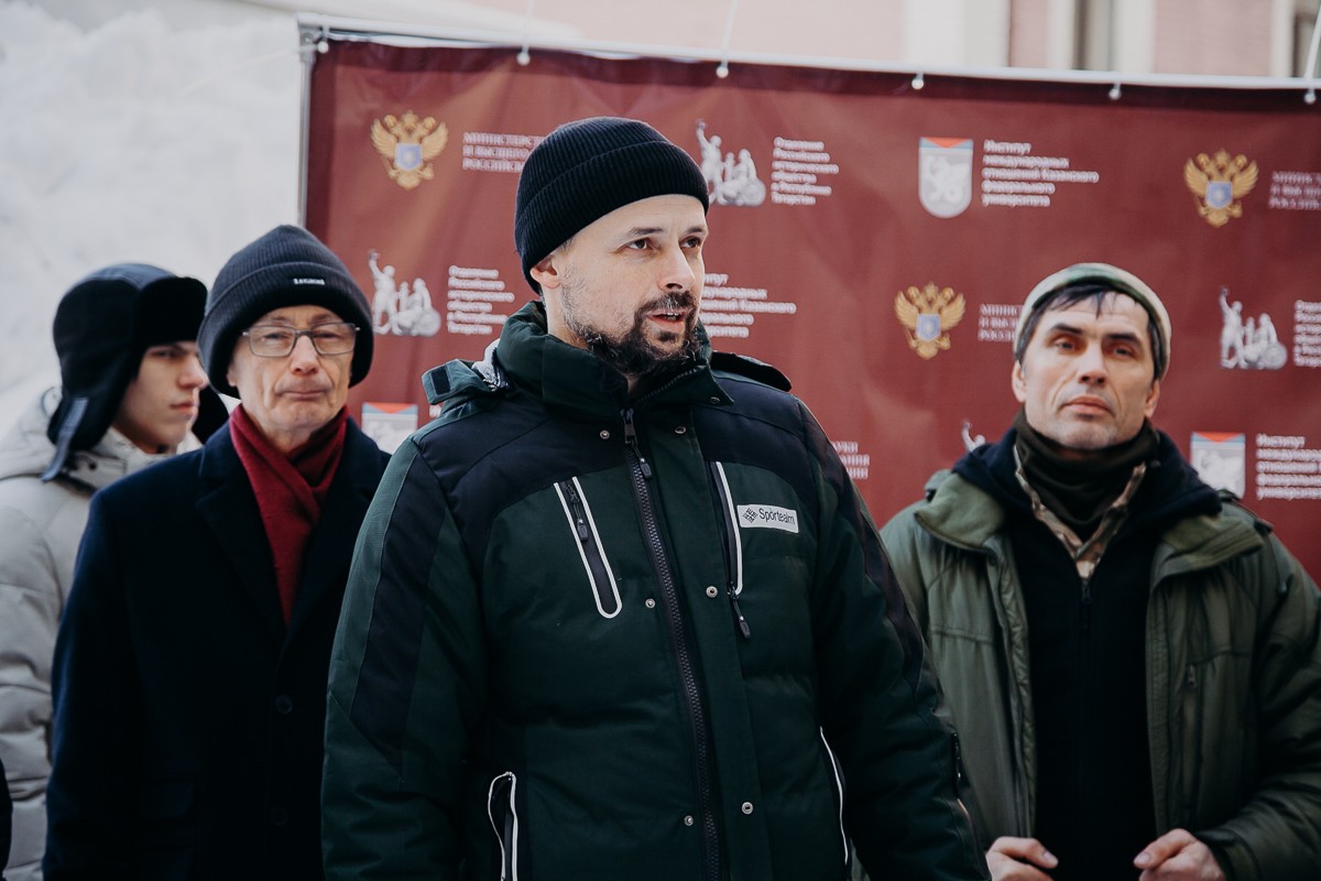 КФУ передал подарки для бойцов участникам гуманитарного автопробега 'Владивосток ? Луганск' КФУ передал подарки для бойцов участникам гуманитарного автопробега 'Владивосток ? Луганск'