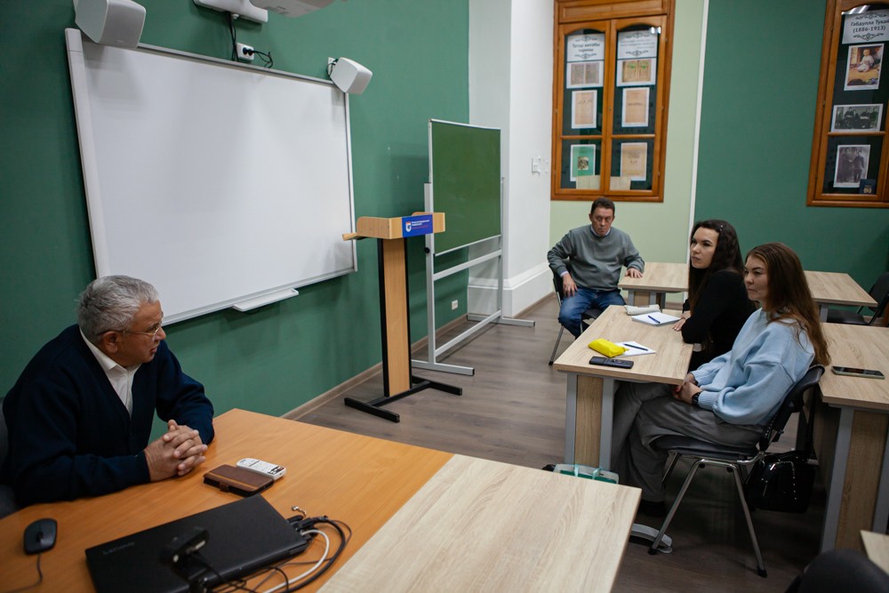 В Елабужском институте КФУ прошла встреча с писателем Рафисом Салимжановым В Елабужском институте КФУ прошла встреча с писателем Рафисом Салимжановым