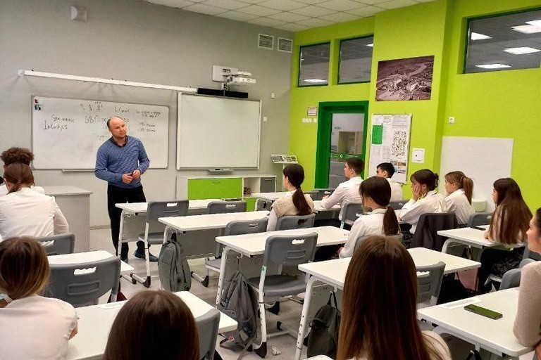 Доцент кафедры экономики и менеджмента Владимир Васильев встретился со школьниками в Полилингвальном образовательном комплексе 'Адымнар - Алабуга'.