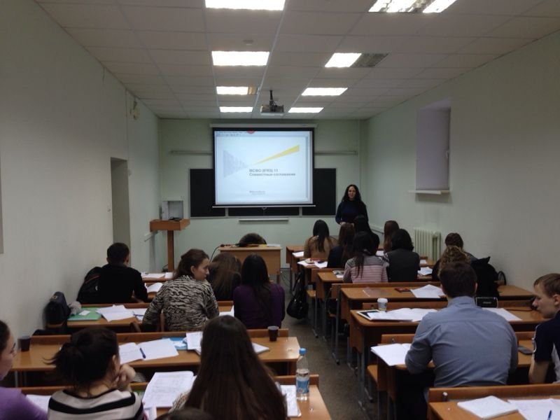 Director of a British Audit and Consulting Company Explained Financial Statement Consolidation Issues to KFU Students