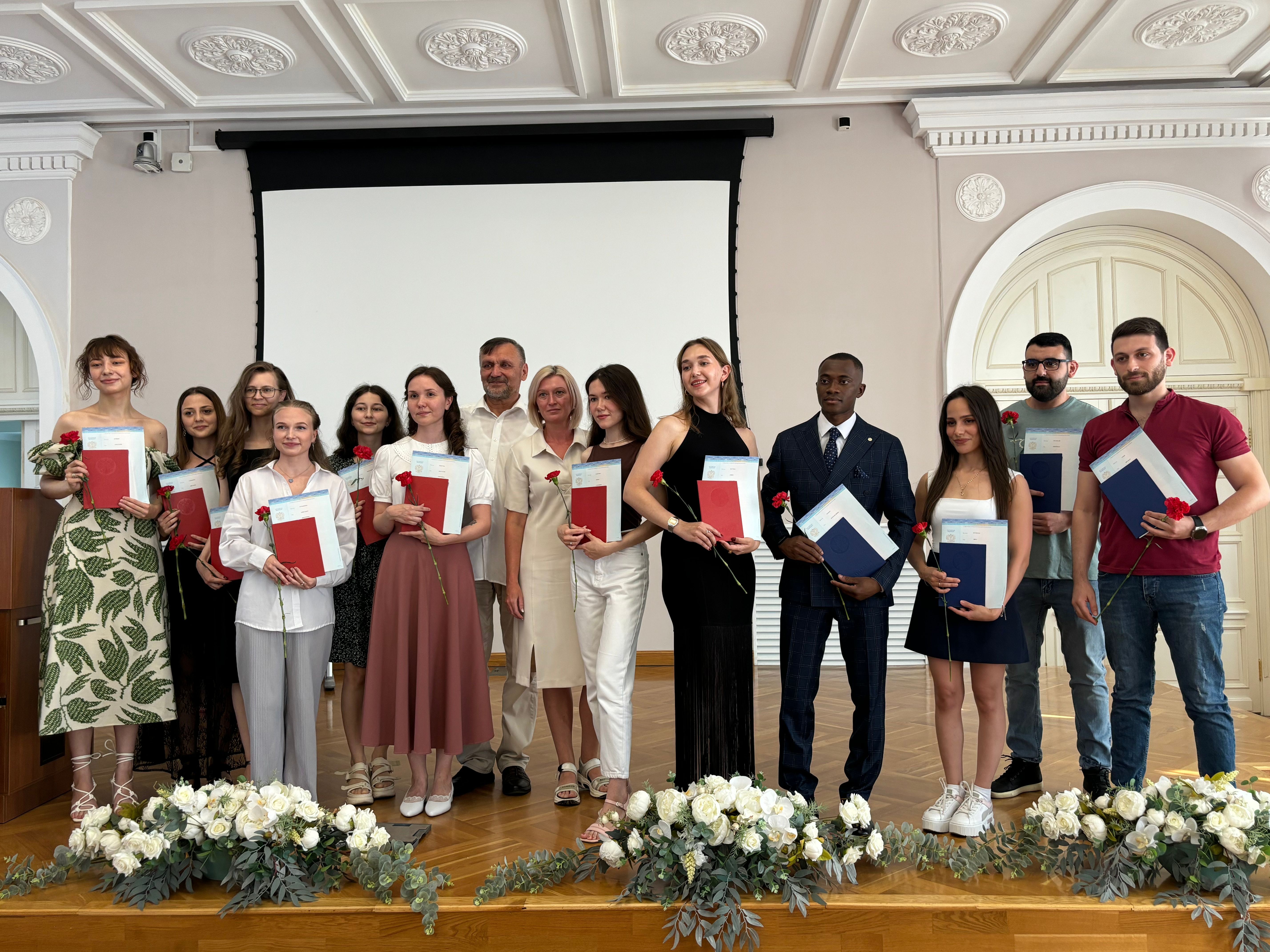 Состоялось вручение дипломов выпускникам магистратуры по программе Состоялось вручение дипломов выпускникам магистратуры по программе