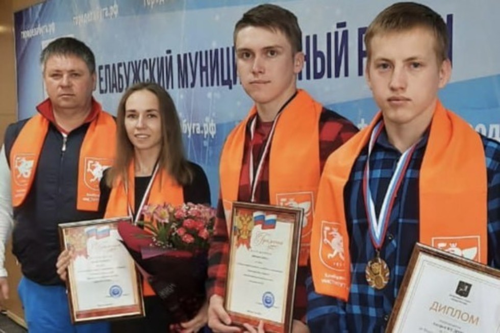 Студенты Елабужского института получили стипендию Главы Елабужского муниципального района Студенты Елабужского института получили стипендию Главы Елабужского муниципального района