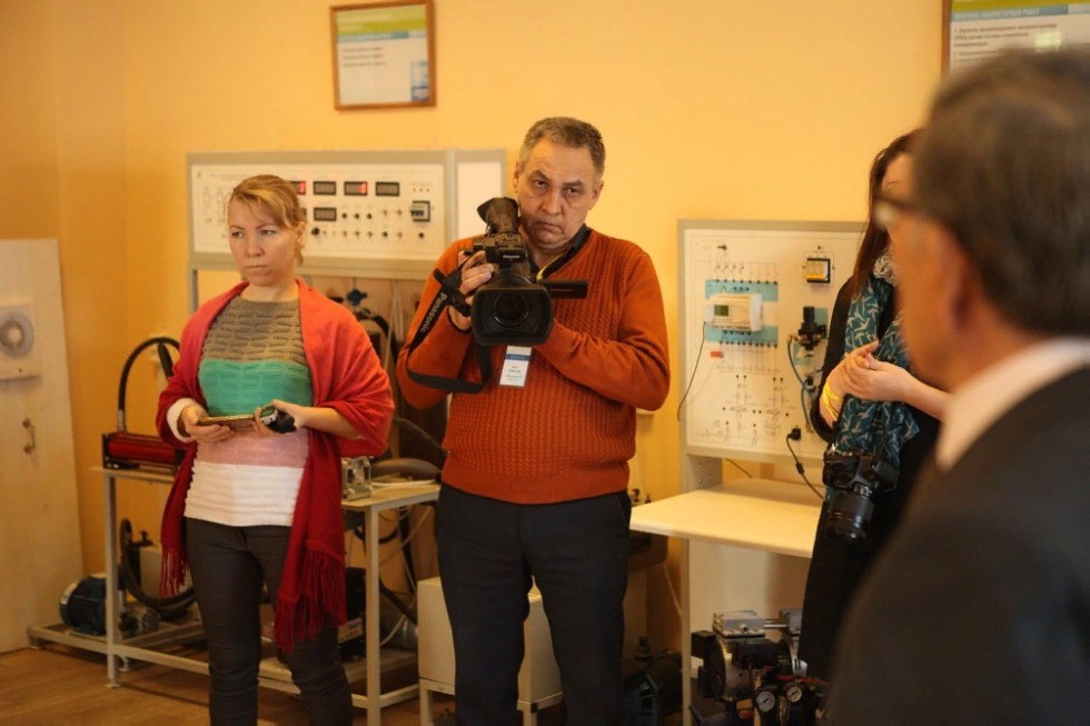 В Елабужском институте КФУ прошёл пресс-тур с участием представителей СМИ и блогеров В Елабужском институте КФУ прошёл пресс-тур с участием представителей СМИ и блогеров