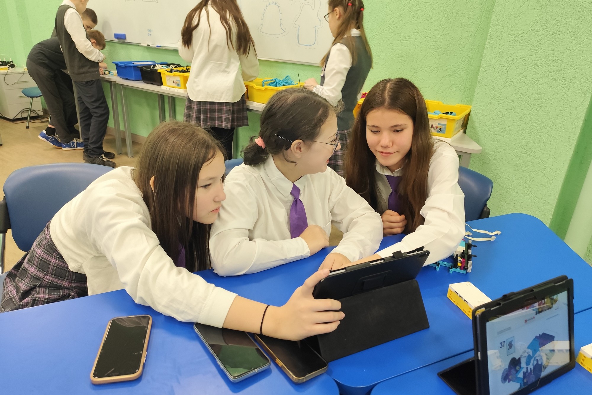 В 'Дома научной коллаборации им. К.А. Валиева' кипит детское творчество В 'Дома научной коллаборации им. К.А. Валиева' кипит детское творчество