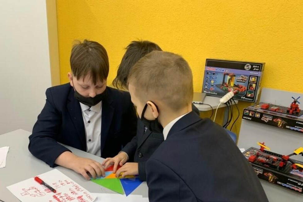 Мастер-классы по математике и физике прошли для школьников в Доме научной коллаборации Мастер-классы по математике и физике прошли для школьников в Доме научной коллаборации