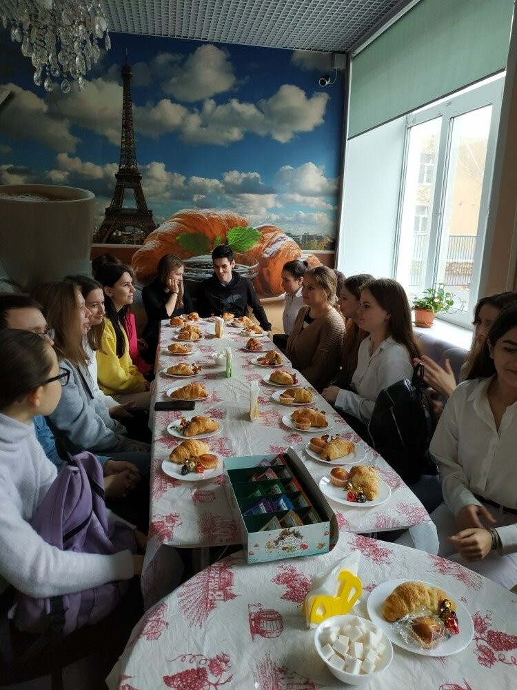 Казанская гимназия с Эйфелевой башней во дворе встречает студентов педагогического направления подготовки Казанская гимназия с Эйфелевой башней во дворе встречает студентов педагогического направления подготовки