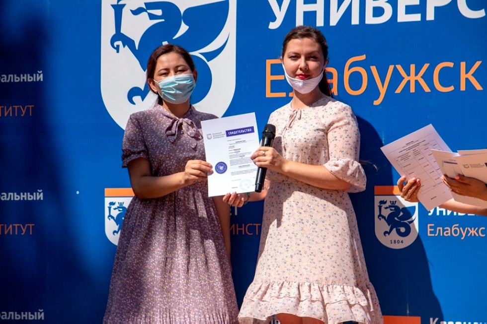 Студентам подготовительного факультета Елабужского института КФУ вручили сертификаты Студентам подготовительного факультета Елабужского института КФУ вручили сертификаты