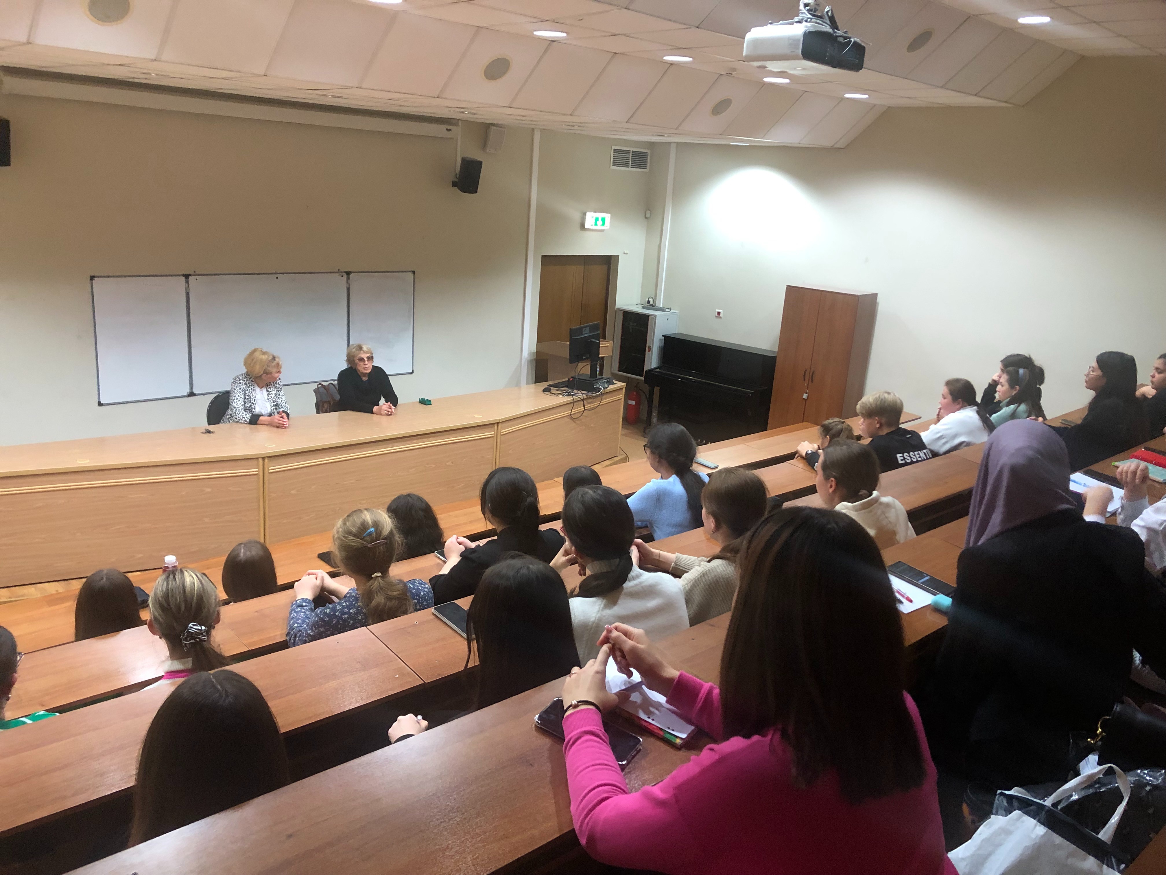 Әдәбиятка гашыйк табибә... Әдәбиятка гашыйк табибә...