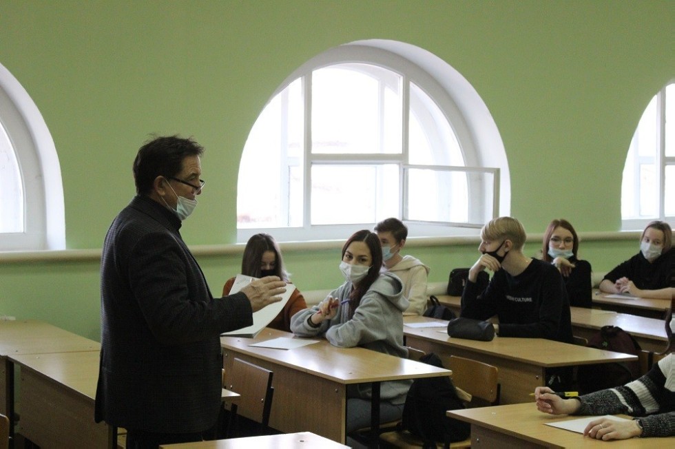 Студенты Елабужского института приняли участие во Всероссийском диктанте по английскому языку ,Елабужский институт КФУ