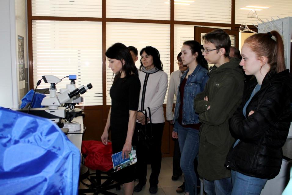 КФУ открыл свои двери для школьников, мечтающих связать жизнь с медициной КФУ открыл свои двери для школьников, мечтающих связать жизнь с медициной