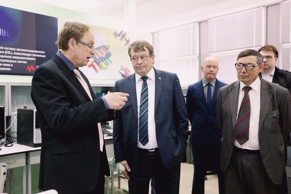 Director of Russian Federal Nuclear Center Toured Kazan University Facilities
