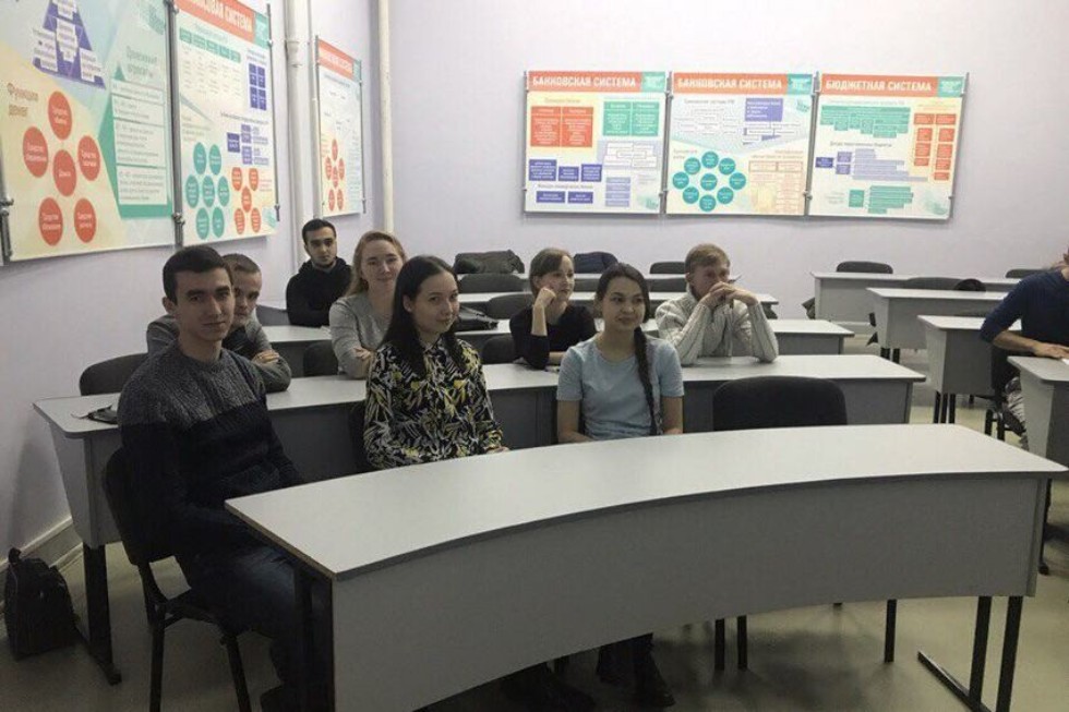 На факультете экономики и управления Елабужского института КФУ прошла деловая игра между студентами 2 и 4 курсов На факультете экономики и управления Елабужского института КФУ прошла деловая игра между студентами 2 и 4 курсов