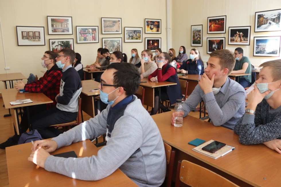 Студенты Елабужского института КФУ встретились с профессором КФУ Студенты Елабужского института КФУ встретились с профессором КФУ