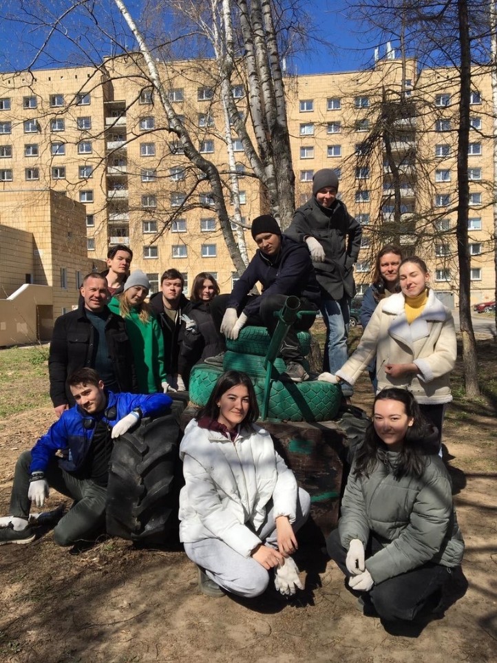 Очередные субботники прошли на территориях общежитий Студенческого городка Очередные субботники прошли на территориях общежитий Студенческого городка