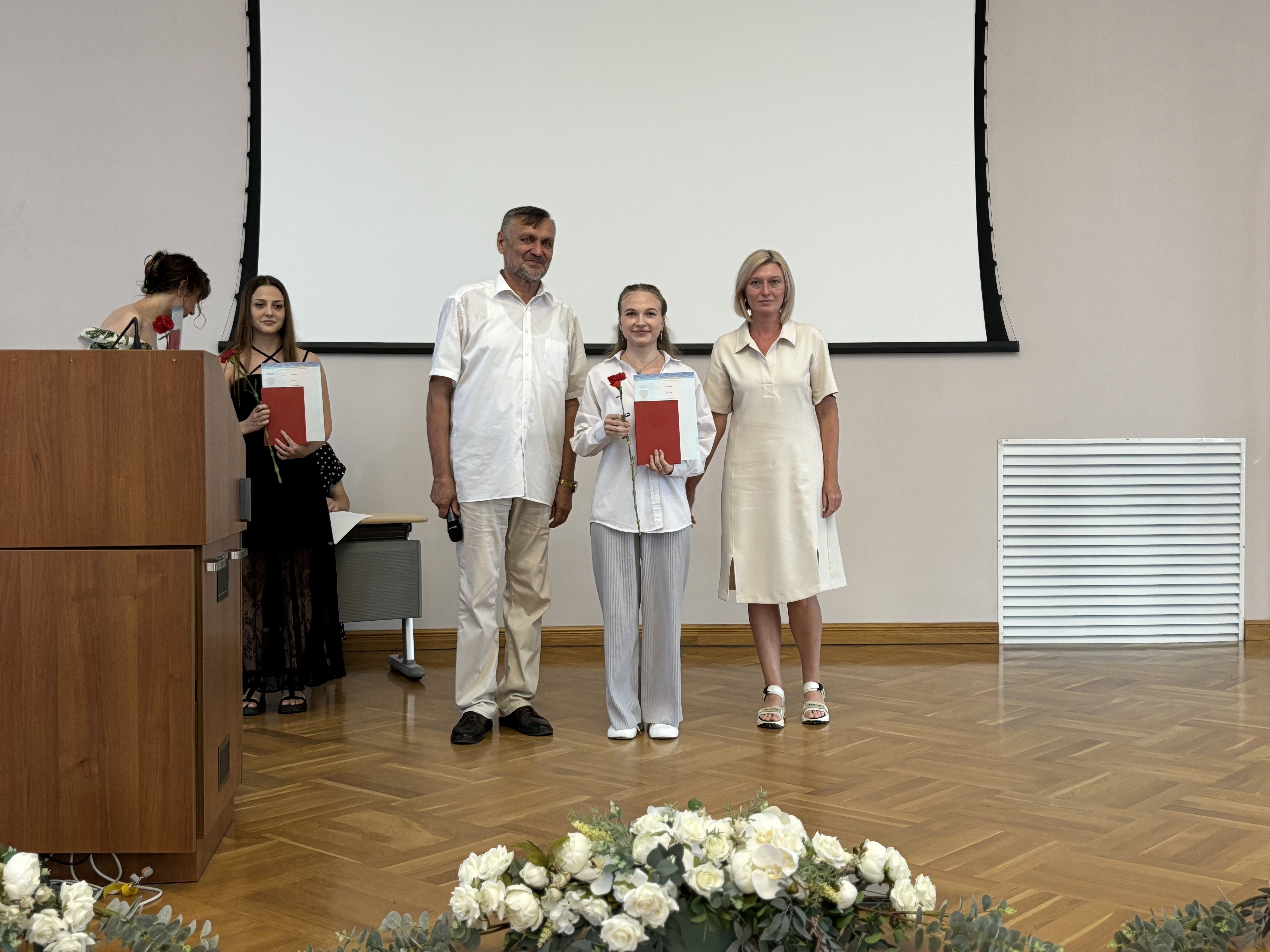 Состоялось вручение дипломов выпускникам магистратуры по программе Состоялось вручение дипломов выпускникам магистратуры по программе