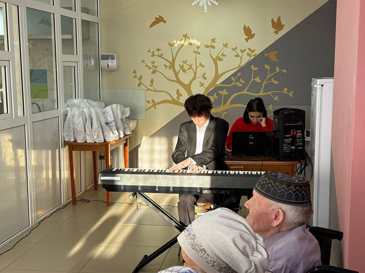 Лицеисты поздравили жителей Кайбицкого дома-интерната для престарелых и инвалидов с наступающим Новым годом Лицеисты поздравили жителей Кайбицкого дома-интерната для престарелых и инвалидов с наступающим Новым годом