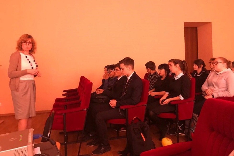 Студенты Елабужского института КФУ представили проект 'Интересная наука - в школу' Студенты Елабужского института КФУ представили проект 'Интересная наука - в школу'