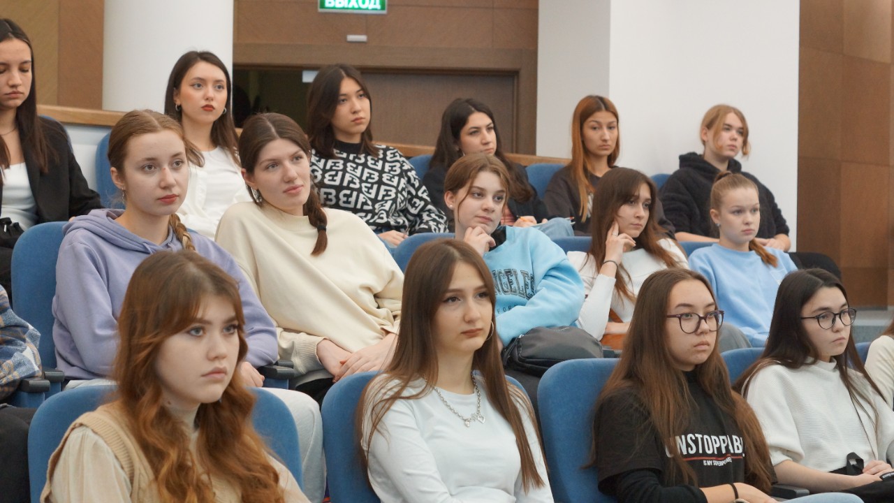 В ИФМК состоялась встреча студентов с Заместителем Премьер-министра РТ Лейлой Фазлеевой