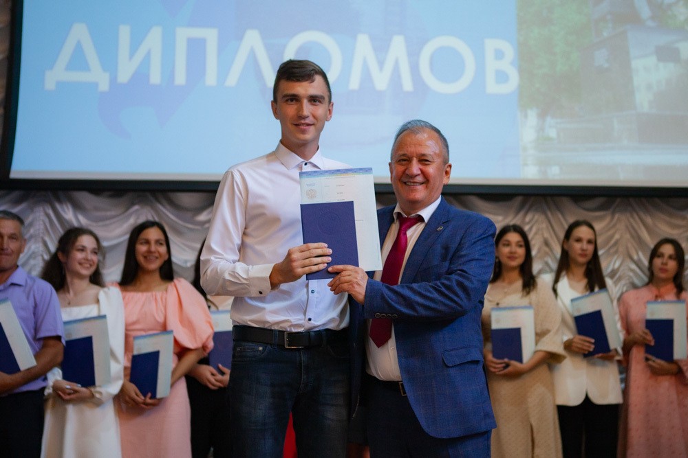 Дан старт вручению дипломов бакалаврам и магистрам Елабужского института КФУ Дан старт вручению дипломов бакалаврам и магистрам Елабужского института КФУ