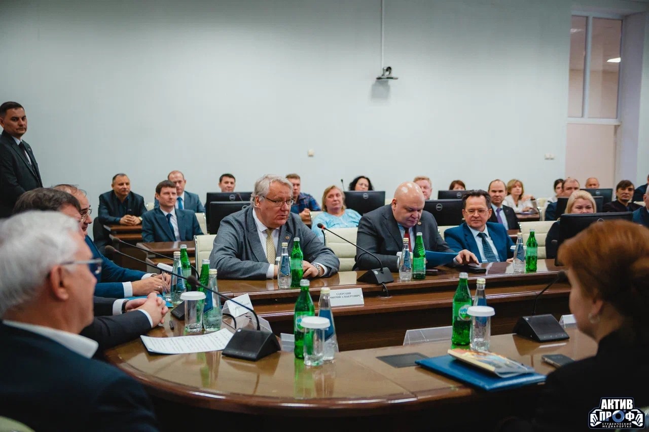 Ректор КФУ представил коллективу НЧИ КФУ нового директора Ректор КФУ представил коллективу НЧИ КФУ нового директора