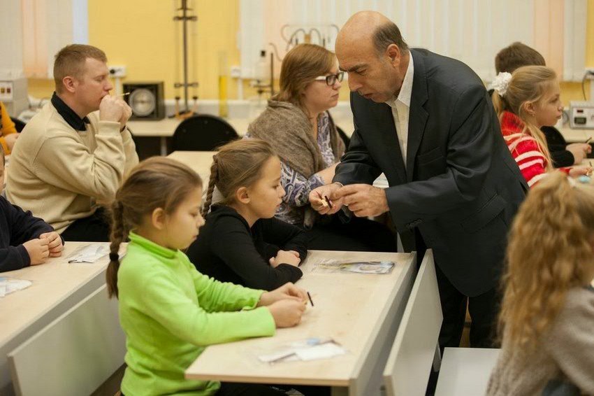 Маленькие студенты познакомились с историей Рождества и миром чудес Маленькие студенты познакомились с историей Рождества и миром чудес