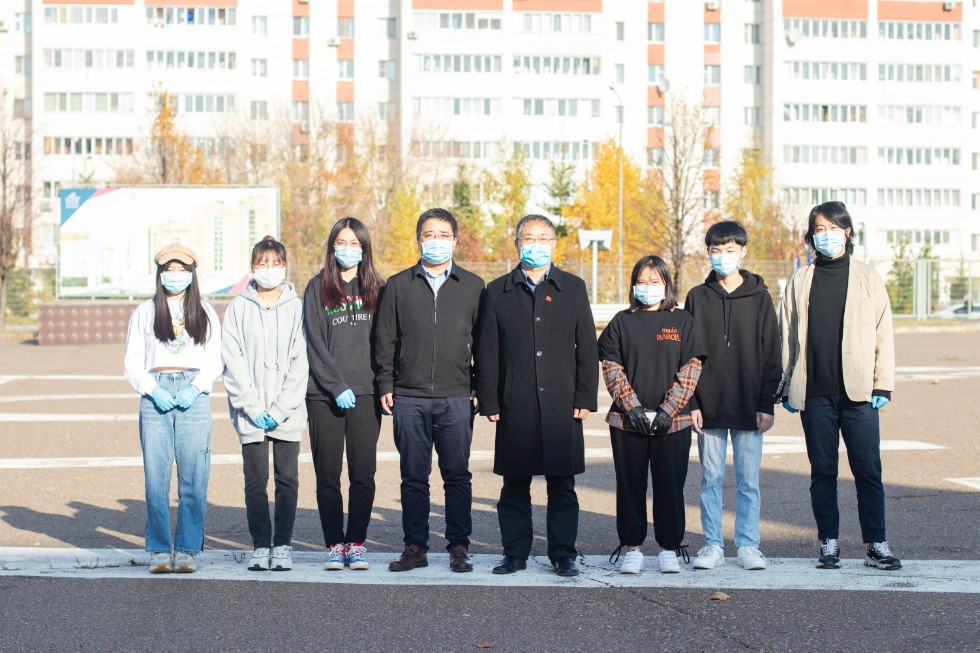 Chinese students receive medical supplies from the Consulate General of the People's Republic in Kazan ,Consulate General of China