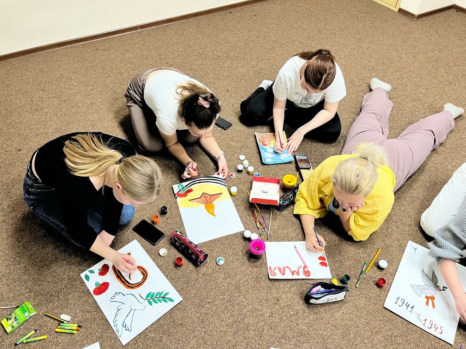 Творческое мероприятие в группе 17.1-419 по созданию плакатов ко Дню Победы Творческое мероприятие в группе 17.1-419 по созданию плакатов ко Дню Победы