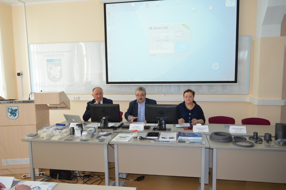 �������-����������� '���������� ���������' �� '���������' (�. ������) � ��� '�����������������-�������'(�. ������)