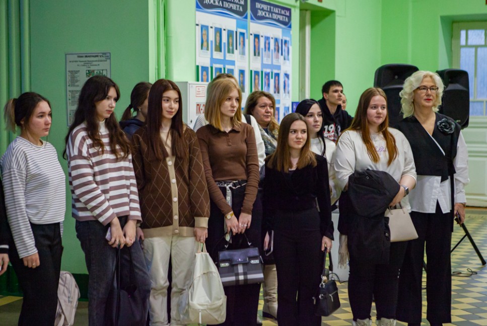 Со 125-летием Елабужский институт поздравляют студенты Со 125-летием Елабужский институт поздравляют студенты