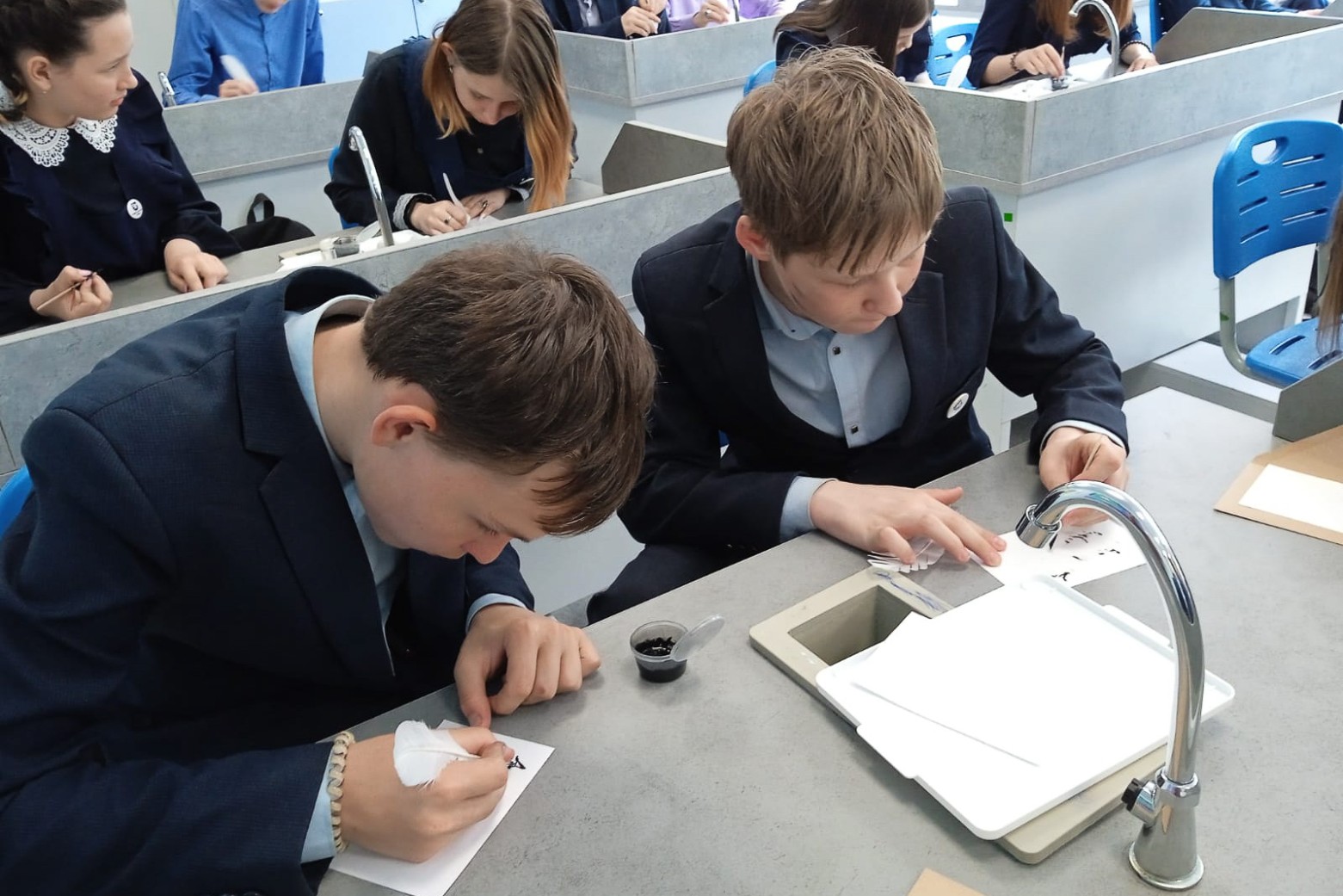 Школьники научились делать чернила и писать пером Школьники научились делать чернила и писать пером