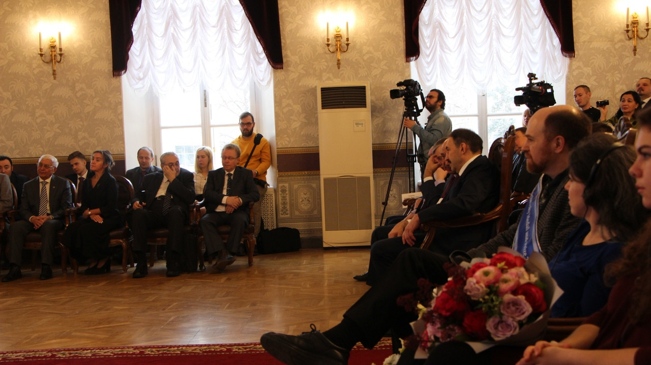 Актеры детского театра 'Радуга' выступили в КФУ со спектаклем на церемонии награждения премии и медали лучшему математику мира Актеры детского театра 'Радуга' выступили в КФУ со спектаклем на церемонии награждения премии и медали лучшему математику мира