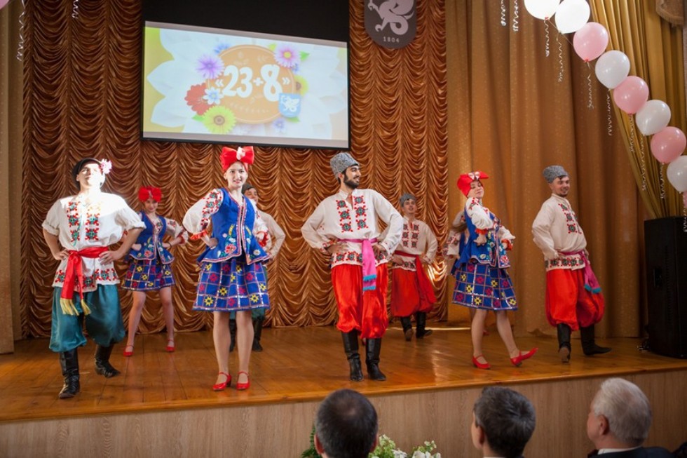 Праздничный концерт '23+8' прошел в Елабужском институте КФУ Праздничный концерт '23+8' прошел в Елабужском институте КФУ