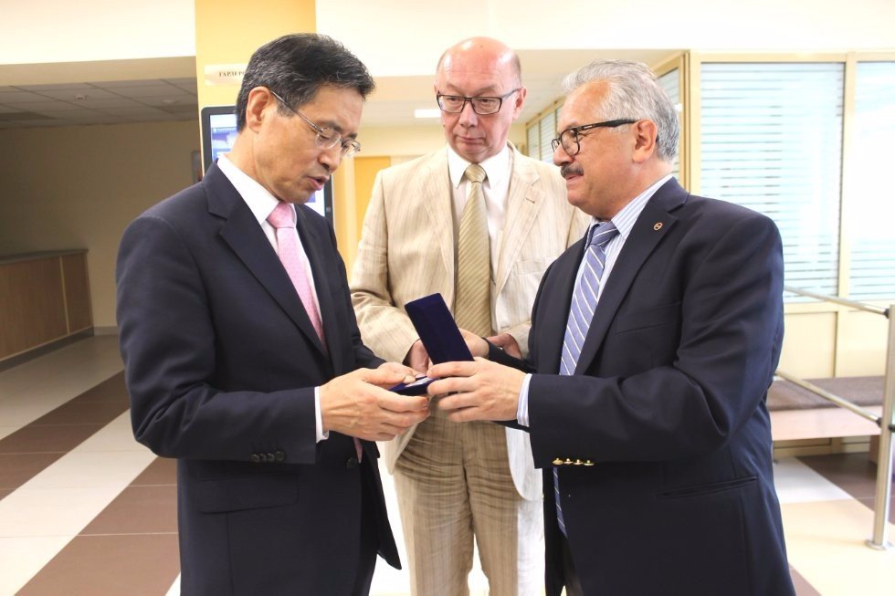 Ambassador Park Ro-byug of South Korea Ready to Work on Further Expansion of Cooperation