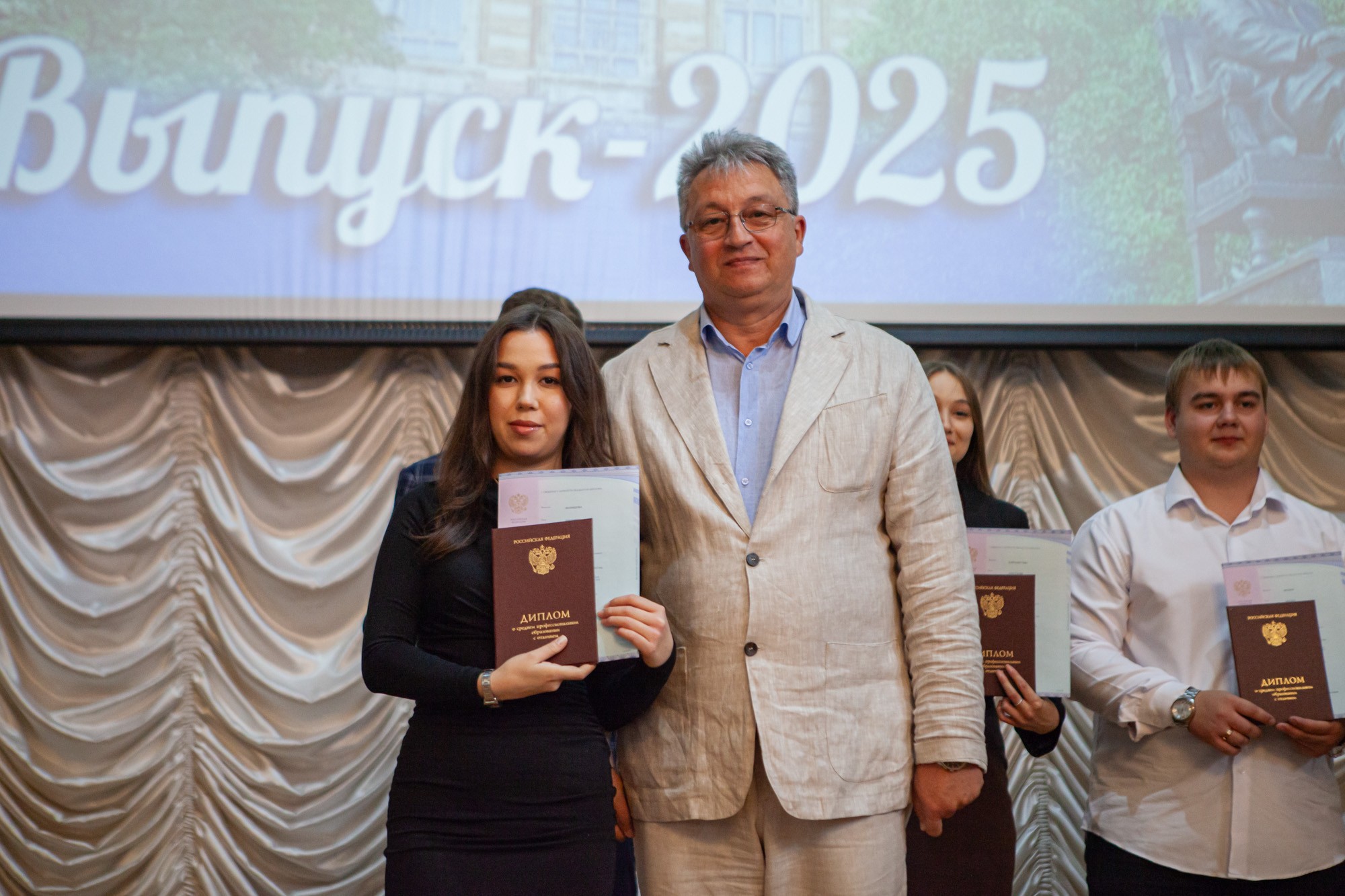 В Елабужском институте КФУ прошла церемония вручения дипломов В Елабужском институте КФУ прошла церемония вручения дипломов