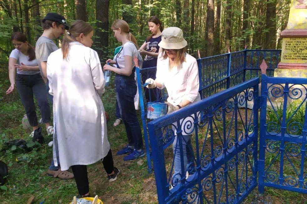 Студенты Елабужского института привели в порядок могилы красноармейцев ,Елабужский институт КФУ