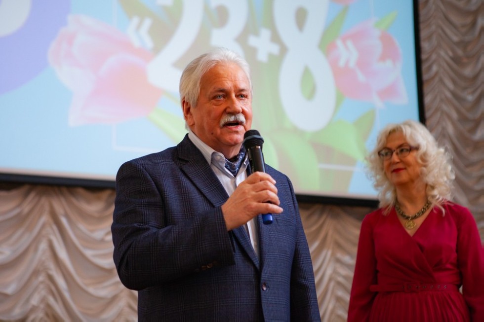 В Елабужском институте состоялся праздничный концерт '23+8' В Елабужском институте состоялся праздничный концерт '23+8'