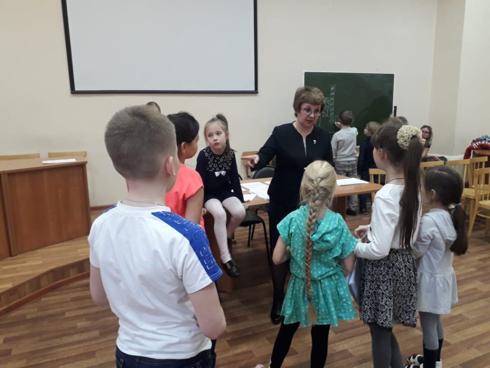 Юные артисты детского театра 'Радуга' учатся актерскому мастерству на репетициях спектакля 'Кошкин дом' Юные артисты детского театра 'Радуга' учатся актерскому мастерству на репетициях спектакля 'Кошкин дом'