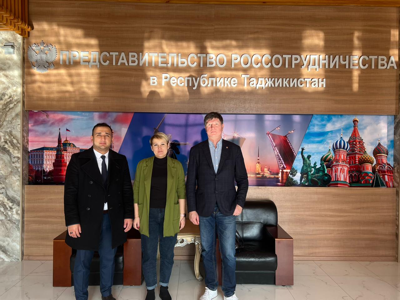Дирекция Института физики посетила Русский дом в городе Душанбе!
