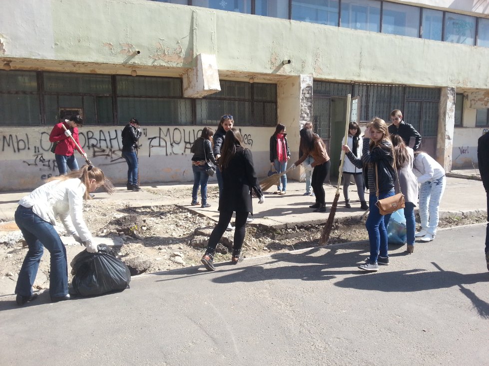 Институт экономики и финансов участвует в месячнике по уборке города. Институт экономики и финансов участвует в месячнике по уборке города.