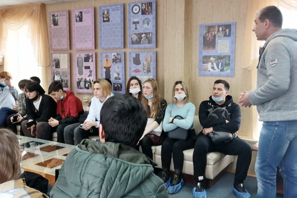 Студенты отделения экономических и юридических наук посетили библиотеку серебряного века Студенты отделения экономических и юридических наук посетили библиотеку серебряного века