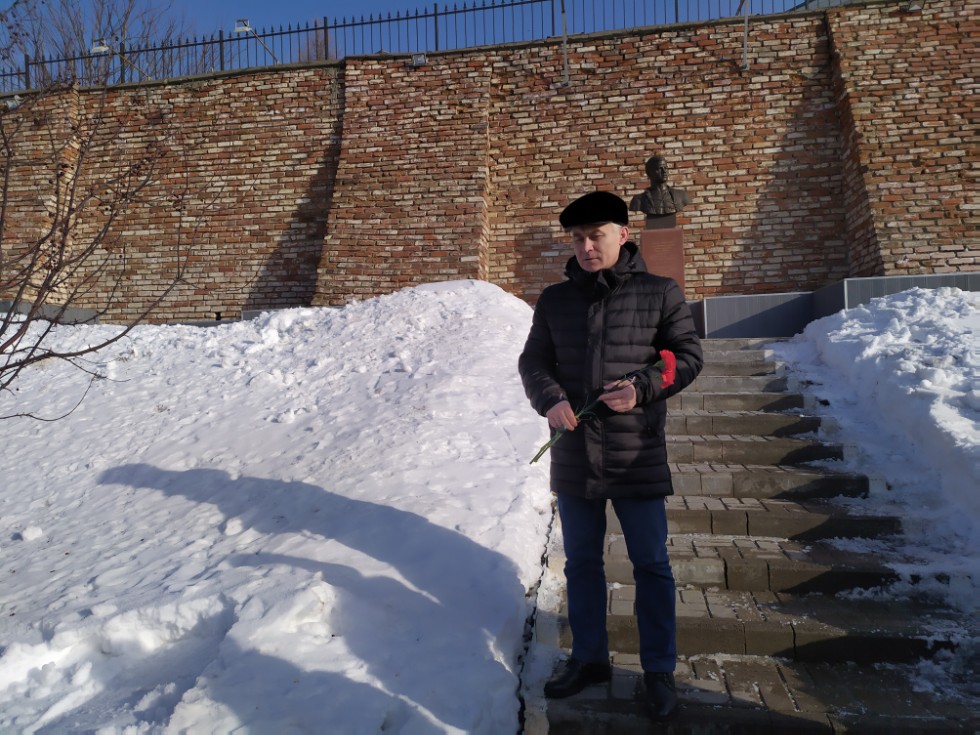 КФУ студентлары герой-шагыйрь Муса Җәлил бюстына чәчәкләр салды КФУ студентлары герой-шагыйрь Муса Җәлил бюстына чәчәкләр салды